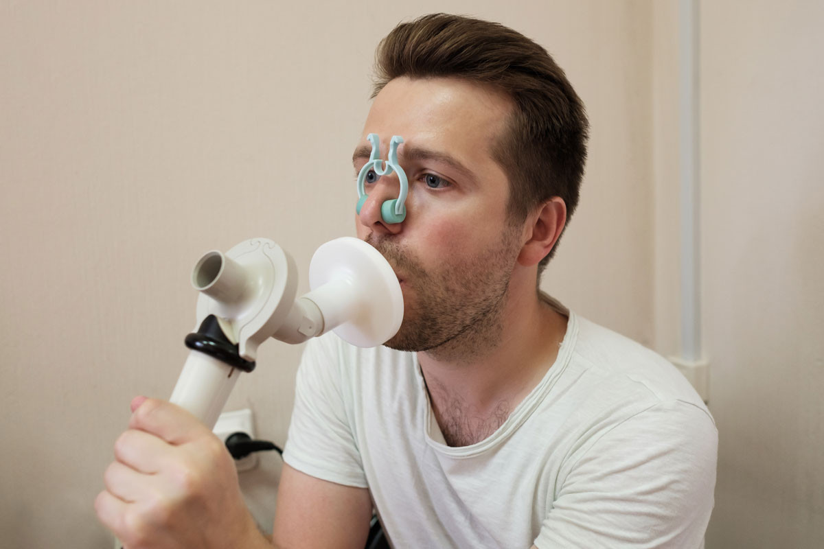 junger-mann-der-die-atmungsfunktion-durch-spirometrie-testet